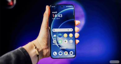 Personne tenant un smartphone moderne à une main, écran allumé affichant l’interface d’accueil, fond lumineux aux tons bleus et violets, ambiance technologique et contemporaine