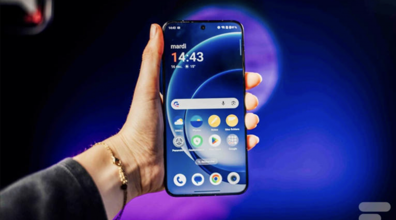 Personne tenant un smartphone moderne à une main, écran allumé affichant l’interface d’accueil, fond lumineux aux tons bleus et violets, ambiance technologique et contemporaine