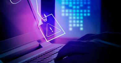 Ordinateur portable utilisé dans une ambiance sombre avec une icône d’alerte en forme d’étiquette suspendue, symbolisant une tentative de phishing et un risque de compromission des données personnelles