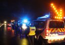 Contrôle routier nocturne avec forces de l’ordre intervenant sur une voie rapide, gyrophares allumés et signalisation lumineuse indiquant un danger après une alcoolémie extrême