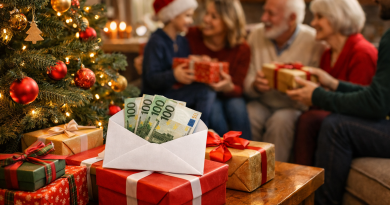 scène de cadeaux de Noël échangés en famille dans un salon chaleureux
