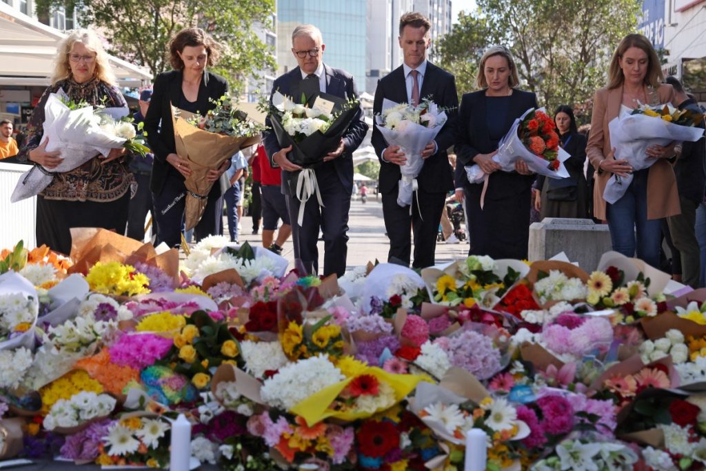 dirigeants et responsables politiques déposant des bouquets de fleurs en hommage aux victimes après une attaque meurtrière en milieu urbain