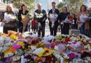 dirigeants et responsables politiques déposant des bouquets de fleurs en hommage aux victimes après une attaque meurtrière en milieu urbain