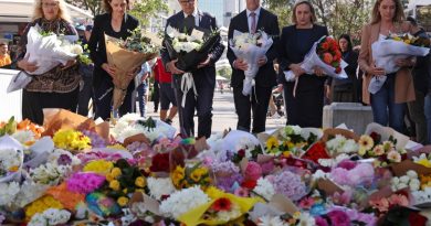 dirigeants et responsables politiques déposant des bouquets de fleurs en hommage aux victimes après une attaque meurtrière en milieu urbain