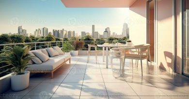 Balcon d’appartement moderne aménagé avec mobilier d’extérieur, plantes et vue urbaine, illustrant un espace à usage privé mais juridiquement encadré en copropriété