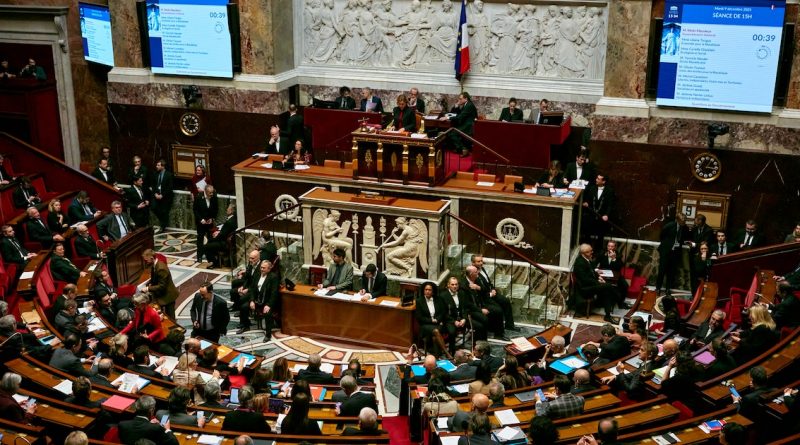 Vue large d’une assemblée parlementaire en séance, montrant l’hémicycle rempli de personnes assises pendant un vote officiel.