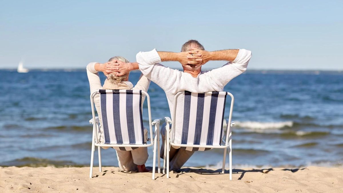 Couple de retraités profitant d’un séjour de détente dans un environnement calme et lumineux, symbolisant l’accès aux vacances pour les seniors.