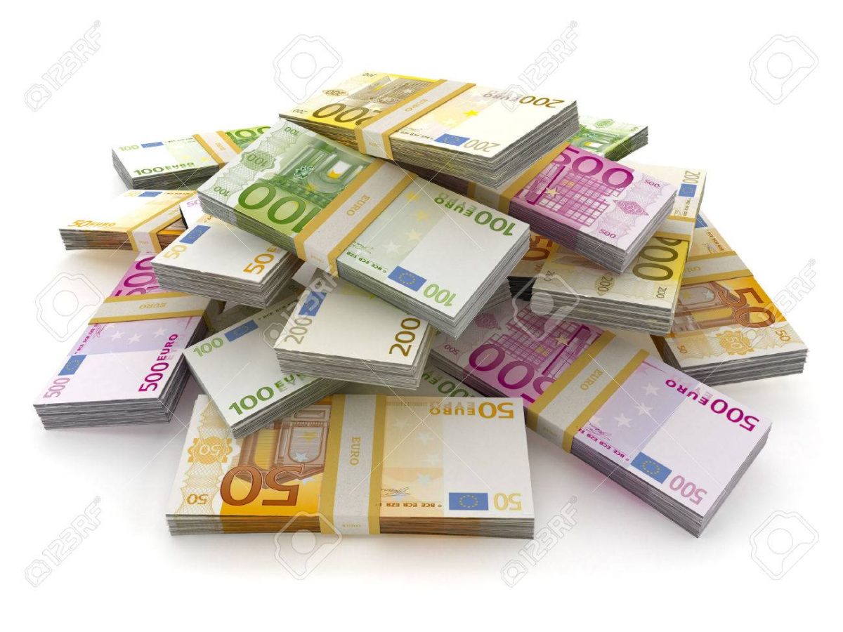 Gros tas de liasses de billets de différentes valeurs posés en pile sur une surface blanche.