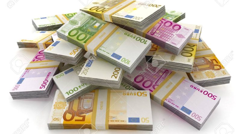 Gros tas de liasses de billets de différentes valeurs posés en pile sur une surface blanche.
