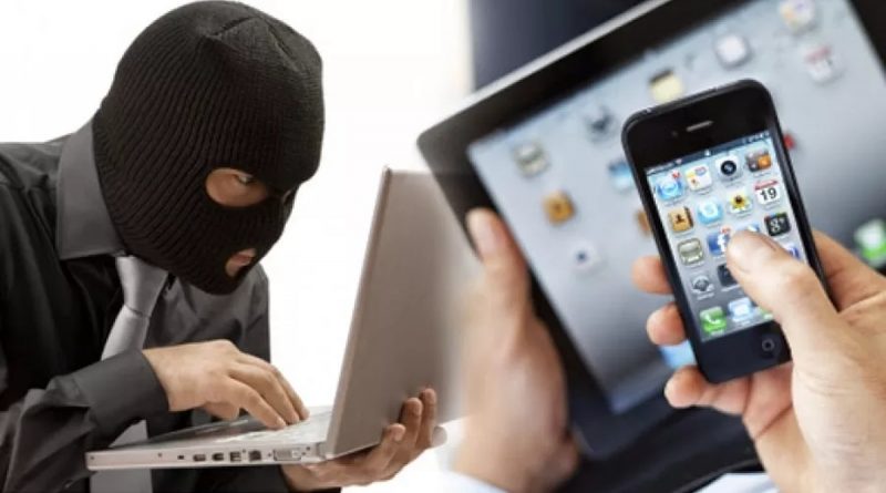 Personne utilisant un smartphone tandis qu’une autre silhouette masquée travaille sur un ordinateur portable en arrière-plan, illustrant une menace de piratage numérique et un risque pour les données personnelles