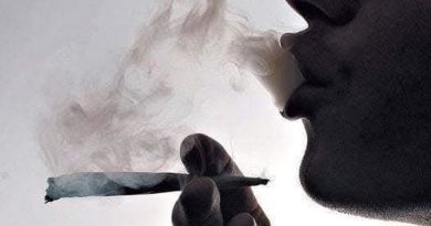 Personne de profil en train de fumer un joint, fumée visible dans l’air, ambiance sombre et contrastée, illustrant la consommation de cannabis et ses conséquences légales