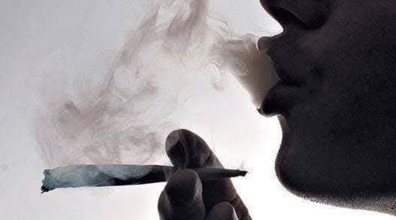 Personne de profil en train de fumer un joint, fumée visible dans l’air, ambiance sombre et contrastée, illustrant la consommation de cannabis et ses conséquences légales