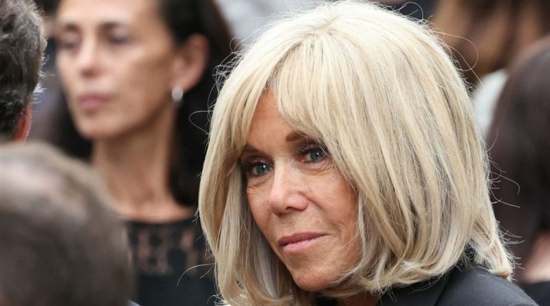 Gros plan sur le visage d’une femme aux cheveux clairs, au regard sérieux, au milieu d’une foule floue.