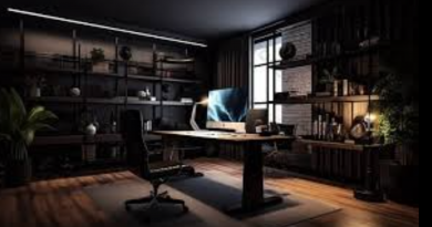 Bureau sombre et silencieux avec des dossiers administratifs rangés, évoquant un contrôle des aides sociales.