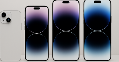 Quatre smartphones alignés sur un fond neutre, montrant leurs écrans et leurs modules photo.