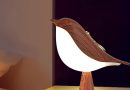 Lampe décorative en forme d’oiseau à l’aspect bois naturel, posée sur une table de chevet, révélant une structure lumineuse et électronique dissimulée derrière une apparence écologique.