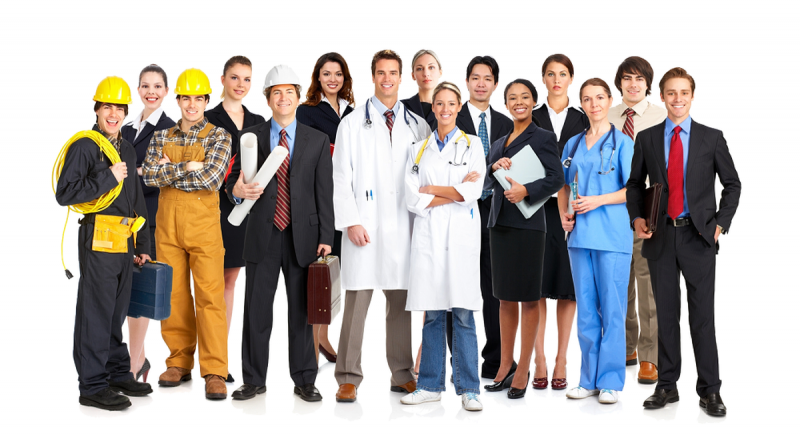 Groupe de professionnels debout, représentant différents métiers, en tenue de travail variée, sur fond clair