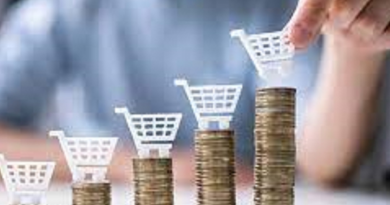 Main tenant un chariot de courses miniature posé sur des piles de pièces de monnaie de hauteurs croissantes, illustrant l’écart entre le travail fourni et le pouvoir d’achat réel