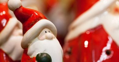 Figurine décorative de Noël représentant un personnage vêtu de rouge et blanc, ambiance festive hivernale, symbole des aides financières versées en fin d’année
