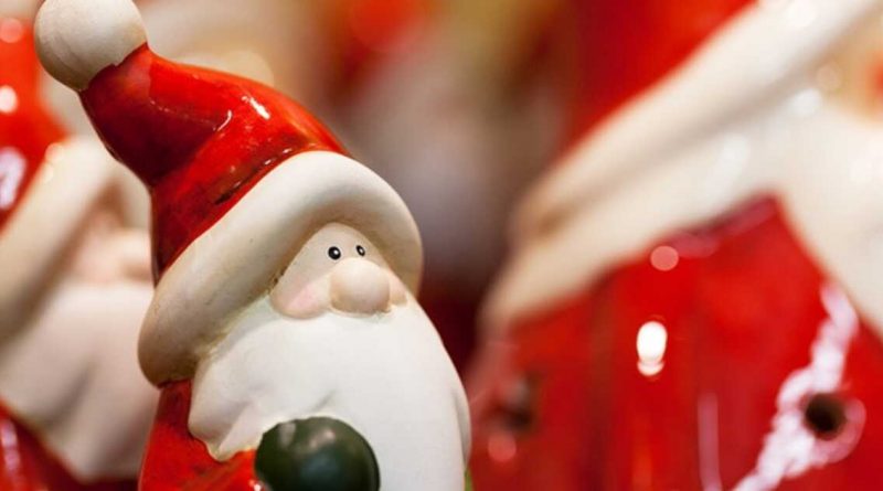 Figurine décorative de Noël représentant un personnage vêtu de rouge et blanc, ambiance festive hivernale, symbole des aides financières versées en fin d’année