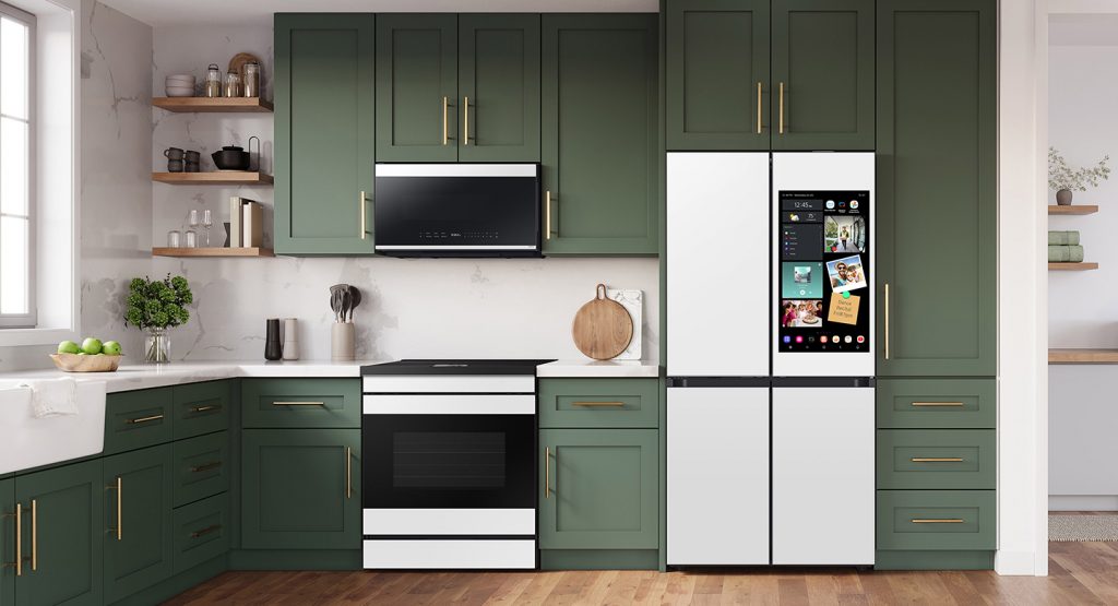 Cuisine moderne avec un réfrigérateur connecté affichant une interface sur son écran tactile.