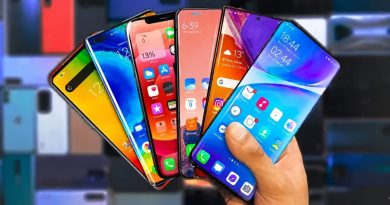 Main tenant plusieurs smartphones aux écrans colorés dans un magasin d’électronique, illustrant la pénurie de mémoire RAM et le risque de hausse des prix des téléphones en 2026.