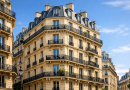 Immeuble résidentiel ancien en centre-ville avec balcons en fer forgé et grandes fenêtres, illustrant le marché de la location touristique en France