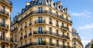 Immeuble résidentiel ancien en centre-ville avec balcons en fer forgé et grandes fenêtres, illustrant le marché de la location touristique en France