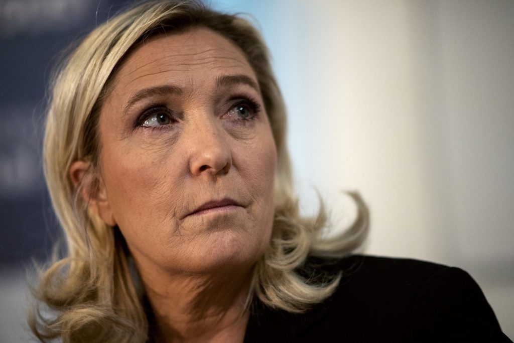 Portrait d’une femme au regard sérieux, éclairage doux, expression émotive en gros plan.