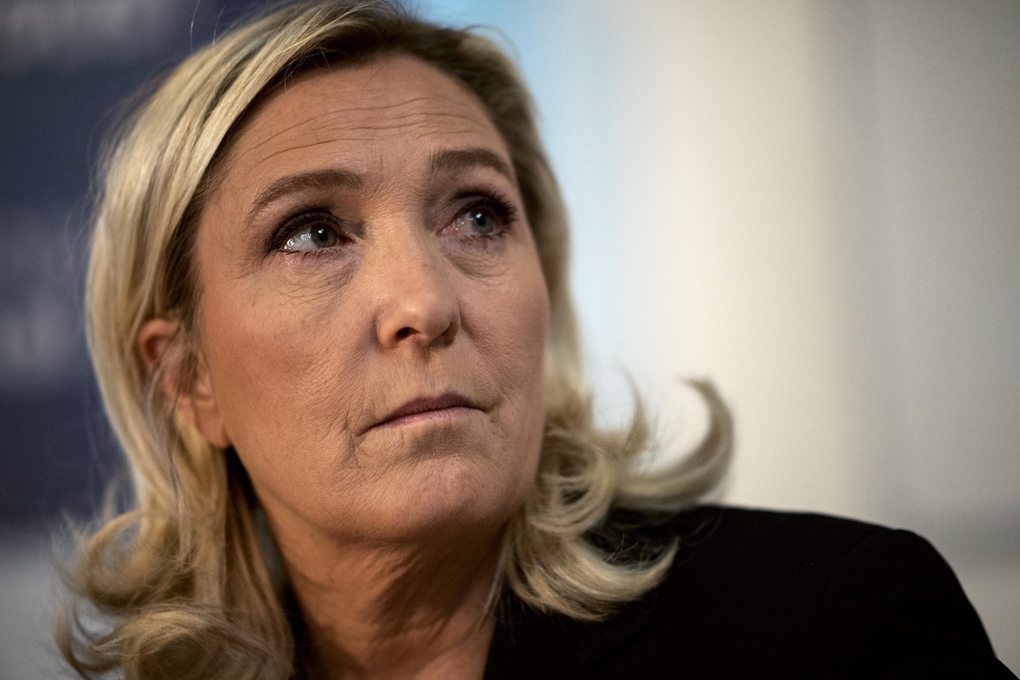 Portrait d’une femme au regard sérieux, éclairage doux, expression émotive en gros plan.