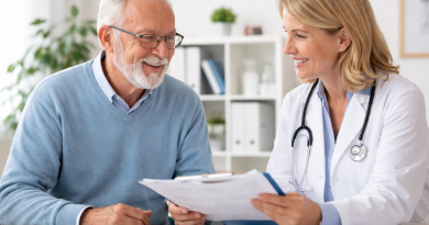 Un senior souriant en consultation médicale avec un professionnel de santé