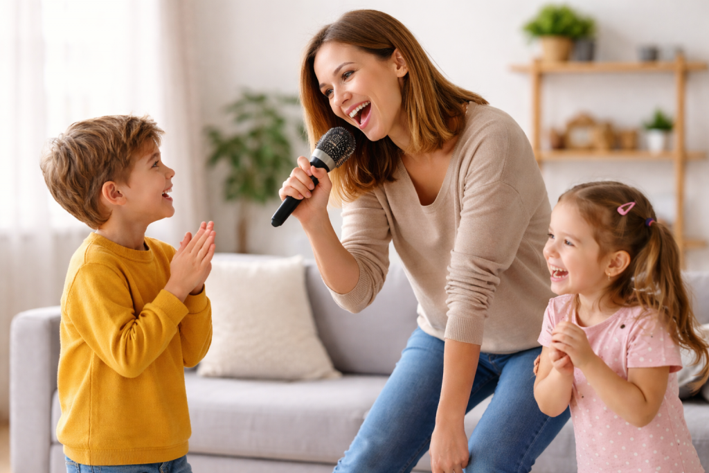 Parent chantant une consigne à ses enfants dans un salon lumineux, créant une interaction joyeuse et apaisée.