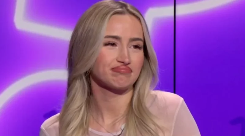 Chroniqueuse sur un plateau de télévision affichant une expression de malaise pendant une discussion animée