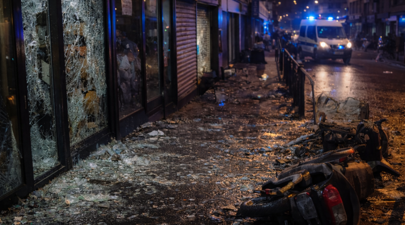 Dégradations urbaines visibles après des violences collectives, vitrines détruites et traces de chaos en centre-ville.