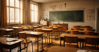 Salle de classe ancienne et vide, avec rangées de bureaux en bois, tableau noir au fond, lumière naturelle entrant par de grandes fenêtres et ambiance scolaire silencieuse.
