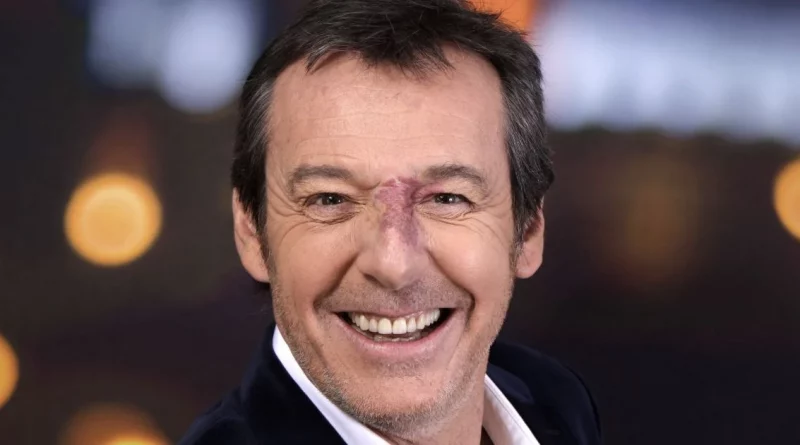 Animateur de télévision souriant en gros plan, éclairage studio, expression chaleureuse et naturelle.