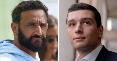 Portraits côte à côte de deux hommes, l’un barbu en tenue décontractée, l’autre en costume sombre, illustrant une opposition entre univers médiatique et politique.