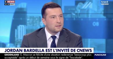 Un homme politique assis sur un plateau de télévision, vêtu d’un costume sombre et d’une cravate, s’exprimant avec sérieux lors d’une interview en direct dans un décor bleu de chaîne d’information continue.