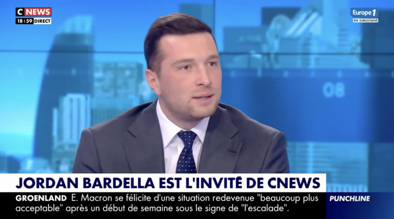 Un homme politique assis sur un plateau de télévision, vêtu d’un costume sombre et d’une cravate, s’exprimant avec sérieux lors d’une interview en direct dans un décor bleu de chaîne d’information continue.
