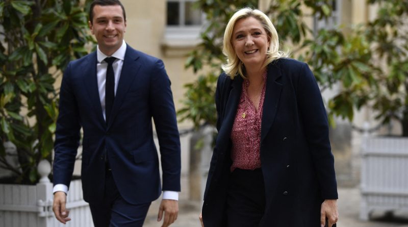 Deux responsables politiques marchant côte à côte dans une cour institutionnelle, souriants, vêtus de tenues formelles, illustrant la progression d’un courant politique dans l’opinion publique française.