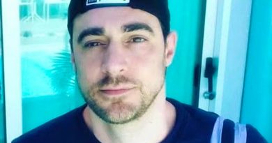 Portrait d’un homme portant une casquette sombre, regard posé vers l’objectif, photographié en gros plan devant une baie vitrée laissant apparaître un décor extérieur lumineux.