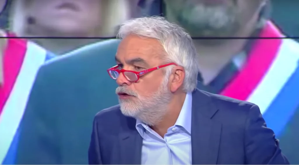 chroniqueur intervenant en plateau de télévision lors d’un débat d’actualité