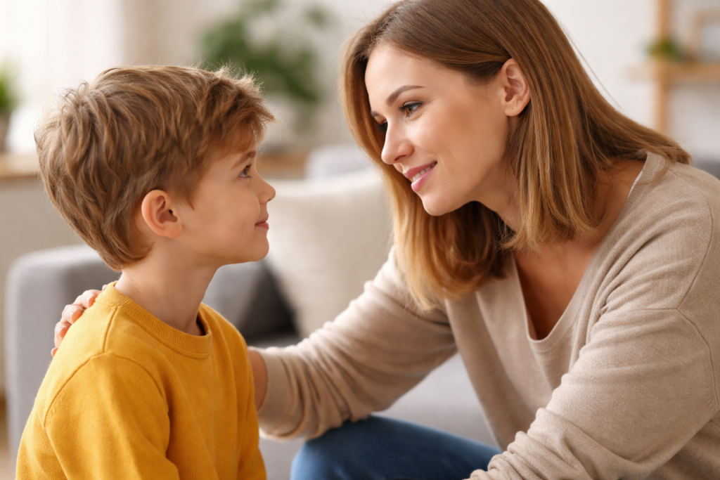 Parent qui parle calmement à son enfant à hauteur d’yeux