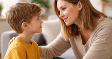 Parent qui parle calmement à son enfant à hauteur d’yeux