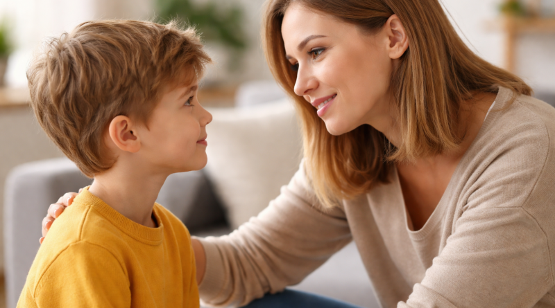 Parent qui parle calmement à son enfant à hauteur d’yeux