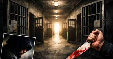 Couloir de prison sombre avec plusieurs portes de cellules ouvertes laissant apparaître une sortie lumineuse