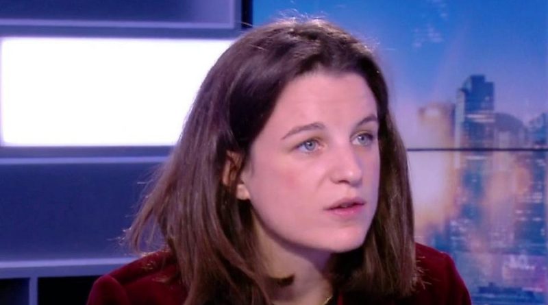 Chroniqueuse politique filmée en gros plan sur un plateau de télévision lors d’une émission d’actualité.