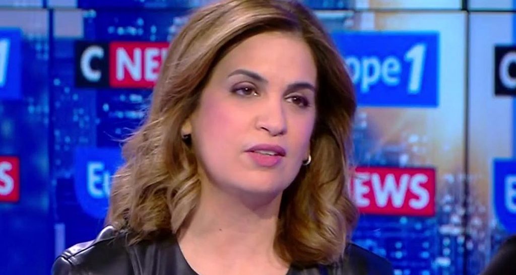 journaliste intervenant en plateau de télévision lors d’une émission d’actualité