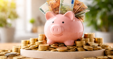 Tirelire rose débordant de billets et entourée de pièces, symbolisant une épargne qui continue de croître.