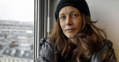 portrait d’une femme au regard marqué assise près d’une fenêtre après une période de grande précarité